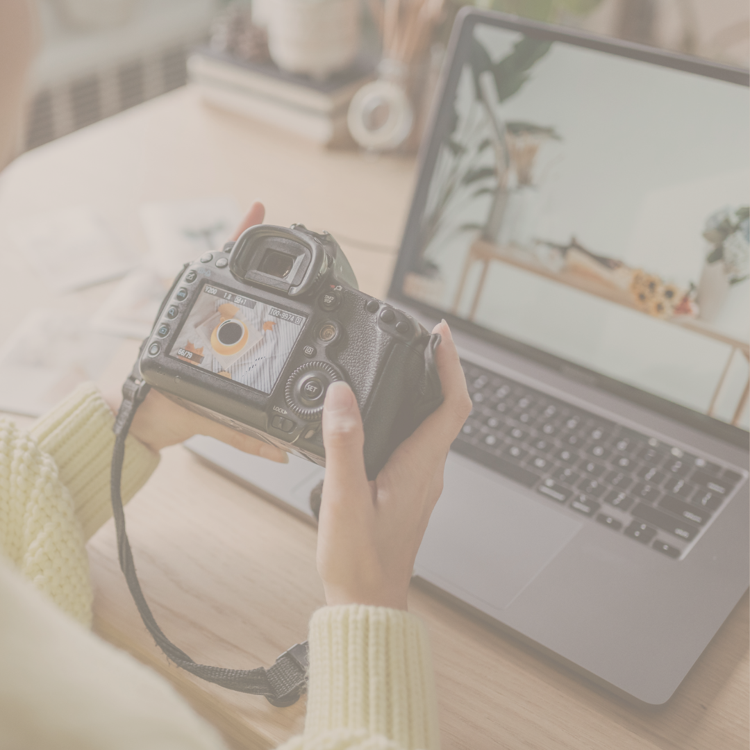 A Arbor Digital é uma agência especializada em branding, criação de sites, desenvolvimento de e-commerces, landing pages, gestão de social media e tráfego pago. Atuamos com foco em negócios autênticos que desejam crescer com clareza, identidade e resultado, conectando posicionamento estratégico com expressão verdadeira. Entregamos diagnósticos personalizados, copy que converte e presença digital com propósito — da base visual ao anúncio que gera ação. Se você busca estrutura, direção e valor percebido no digital, aqui é o seu lugar.